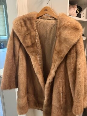 Women’s Vintage Mink Fur Coat with Oversized Collar & 3/4 Length Sleeves